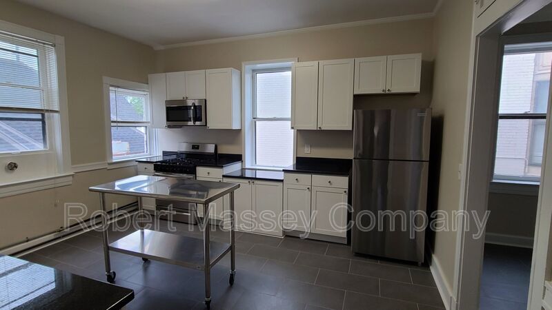 2 bedroom, 1.5 bath WITH A BONUS ROOM! property image