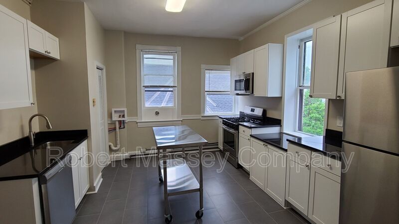 2 bedroom, 1.5 bath WITH A BONUS ROOM! property image