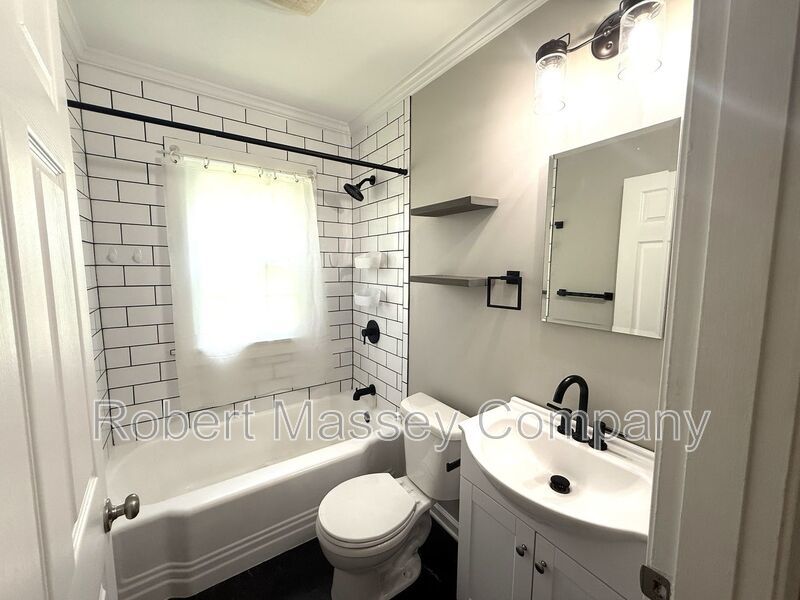 Charming 2 bedroom 1 bath Home property image