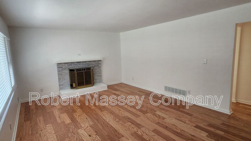 Adorable 3 Bedroom 2 Bath Brick Ranch home in Houston Acres property image