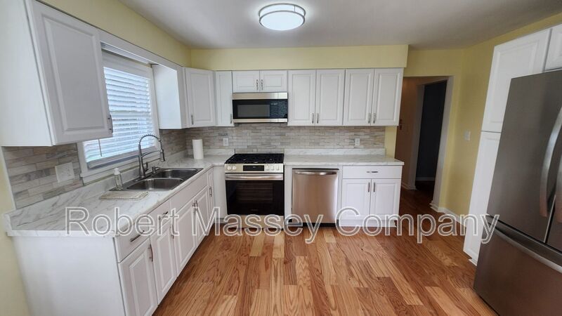 Adorable 3 Bedroom 2 Bath Brick Ranch home in Houston Acres property image