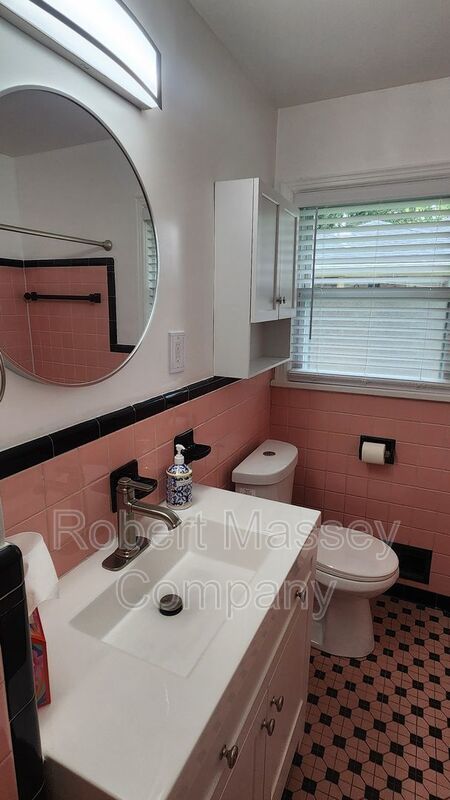 Adorable 3 Bedroom 2 Bath Brick Ranch home in Houston Acres property image