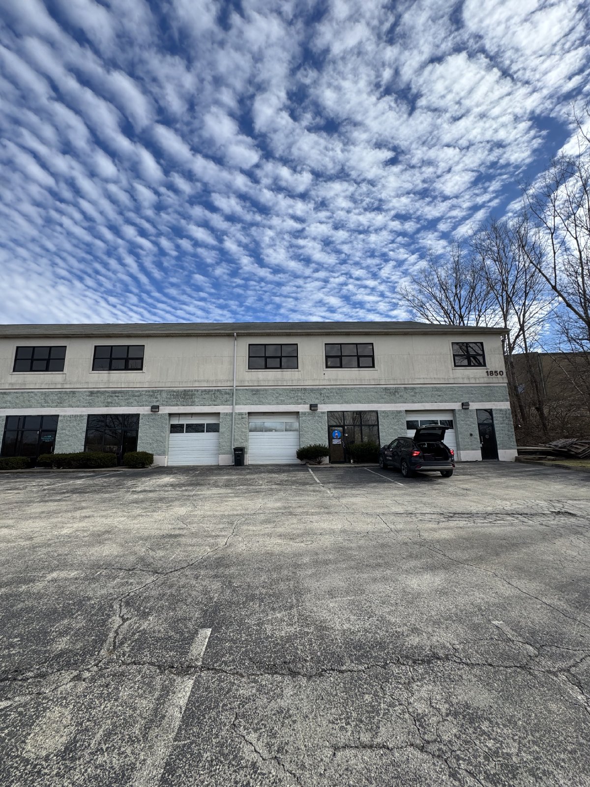 Commercial Warehouse/Office Space for Lease - Near Wattterson Expressway and Poplar Level Rd property image