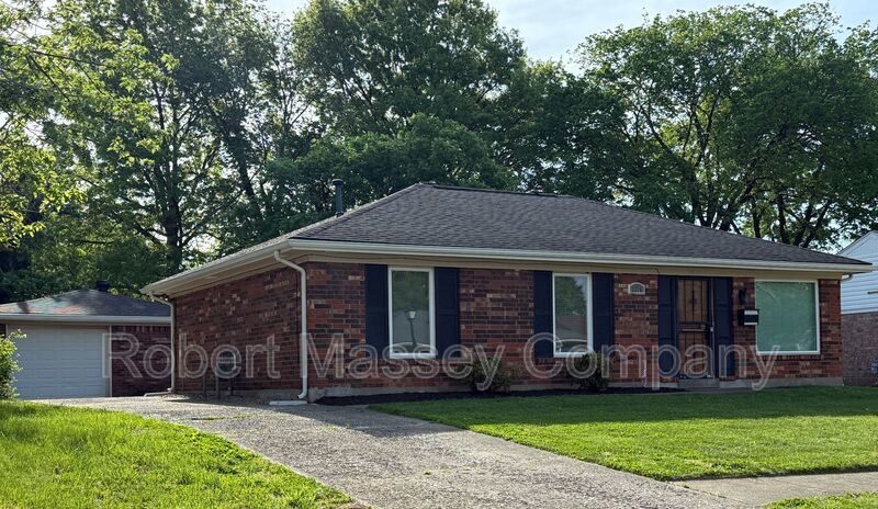 Charming 3 Bedroom, 1 Bath, Large 1 car garage located in Desirable Jeffersontown. property image