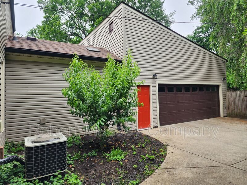 Updated 3bed/2bath St Matthews Home property image