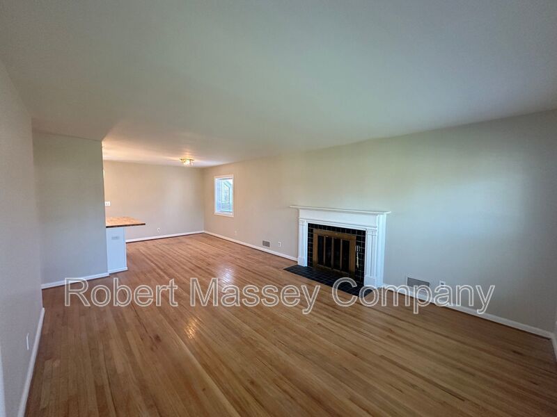 3 bedroom/1.5 bath w/basement in Woodlawn Park. Available mid June property image