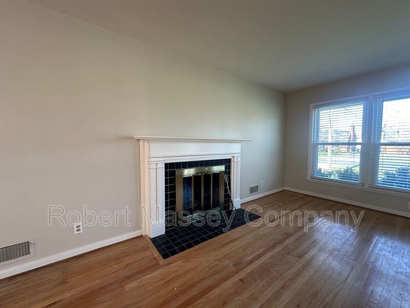 3 bedroom/1.5 bath w/basement in Woodlawn Park. Available mid June property image
