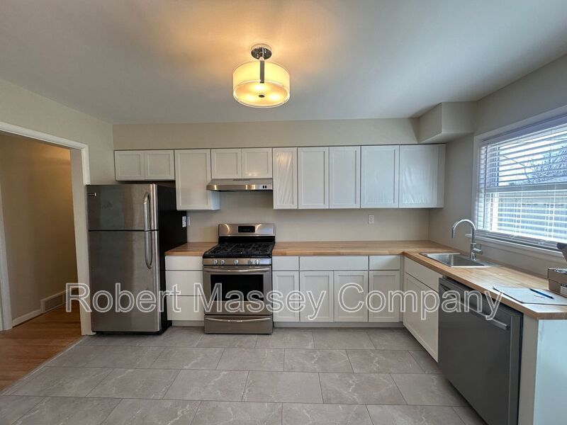 3 bedroom/1.5 bath w/basement in Woodlawn Park. Available mid June property image
