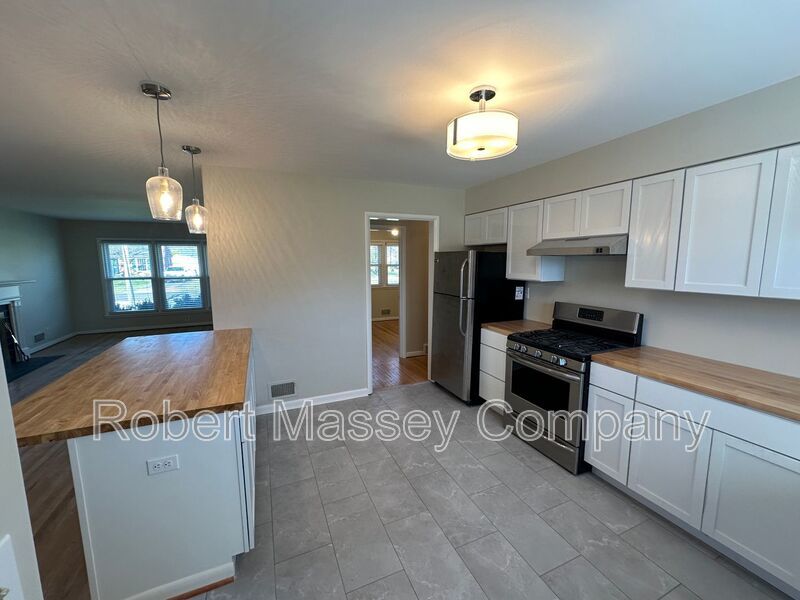 3 bedroom/1.5 bath w/basement in Woodlawn Park. Available mid June property image