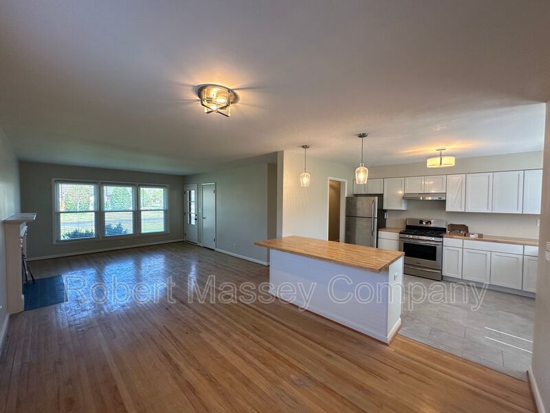 3 bedroom/1.5 bath w/basement in Woodlawn Park. Available mid June property image
