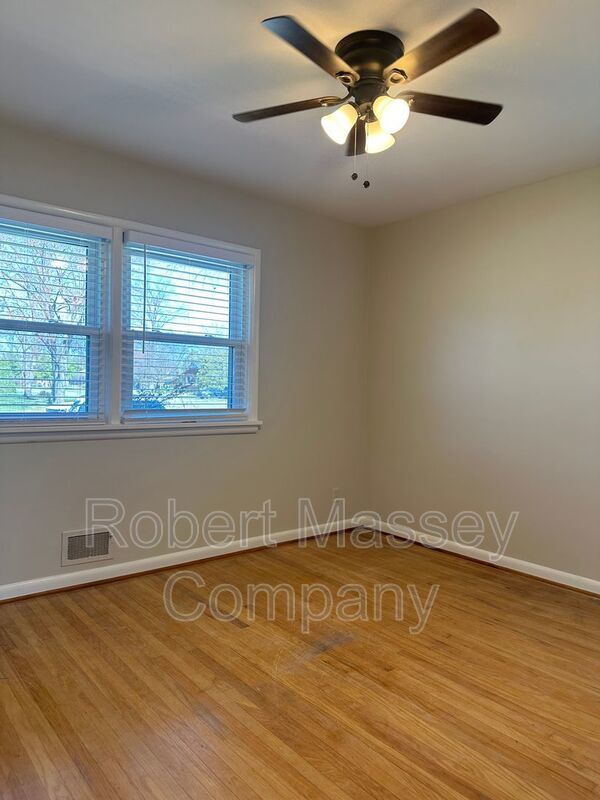 3 bedroom/1.5 bath w/basement in Woodlawn Park. Available mid June property image