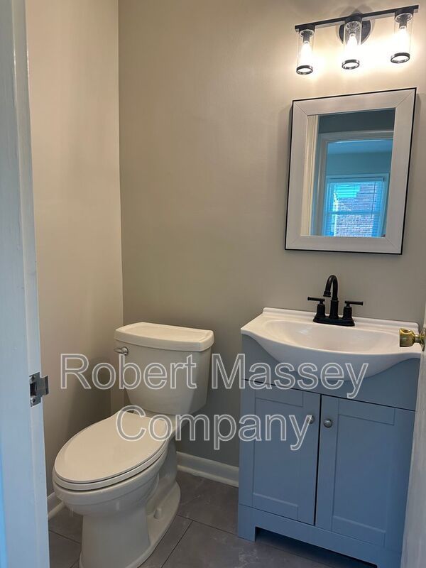 3 bedroom/1.5 bath w/basement in Woodlawn Park. Available mid June property image