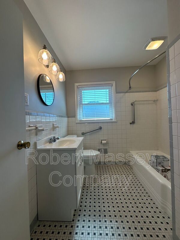 3 bedroom/1.5 bath w/basement in Woodlawn Park. Available mid June property image
