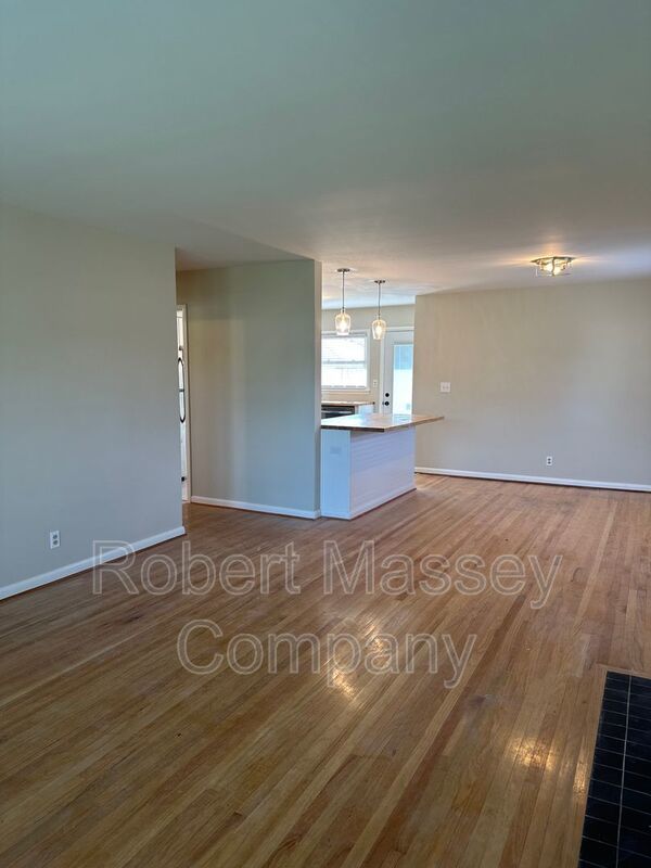 3 bedroom/1.5 bath w/basement in Woodlawn Park. Available mid June property image