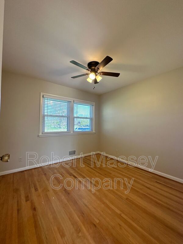 3 bedroom/1.5 bath w/basement in Woodlawn Park. Available mid June property image