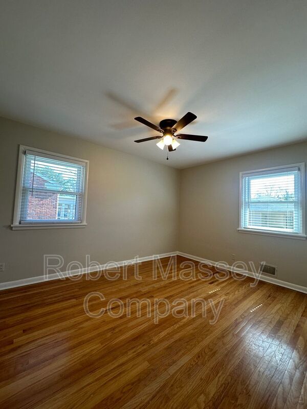 3 bedroom/1.5 bath w/basement in Woodlawn Park. Available mid June property image