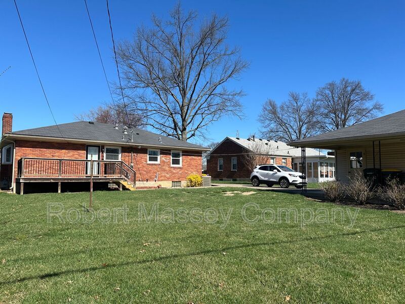 3 bedroom/1.5 bath w/basement in Woodlawn Park. Available mid June property image