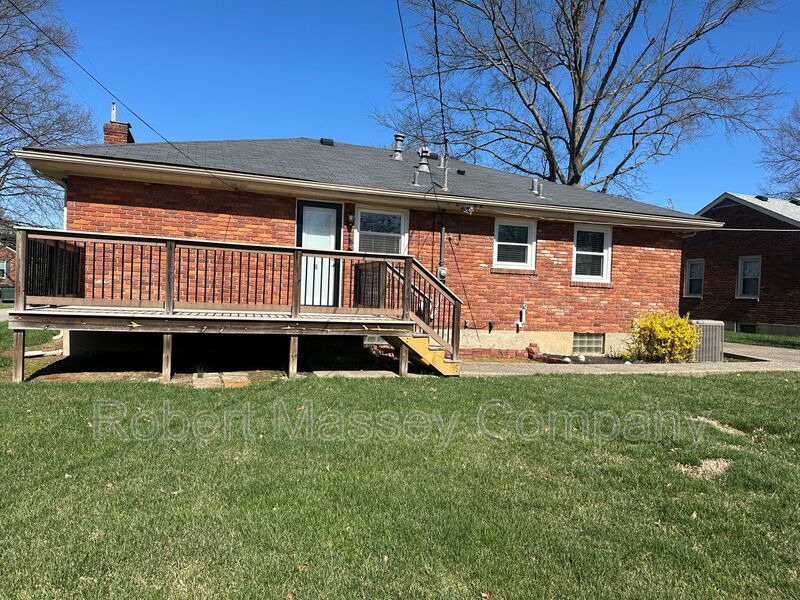 3 bedroom/1.5 bath w/basement in Woodlawn Park. Available mid June property image