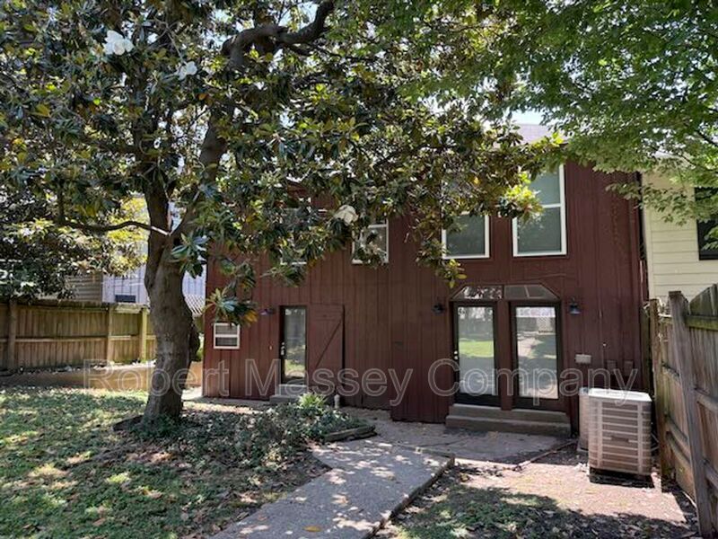 Newly Renovated 2-Bedroom Carriage House Apartment in Cherokee Triangle property image