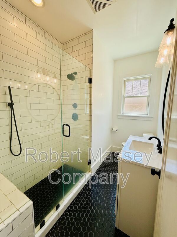 Charming 5 Bedroom 2 Bath Home located in Audubon Park property image