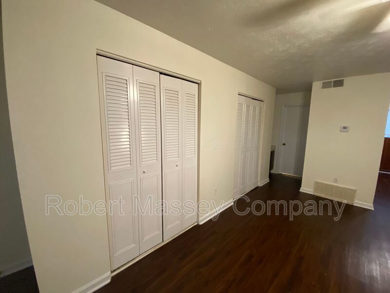 Cherokee Parkway Studio with Off-street Parking property image