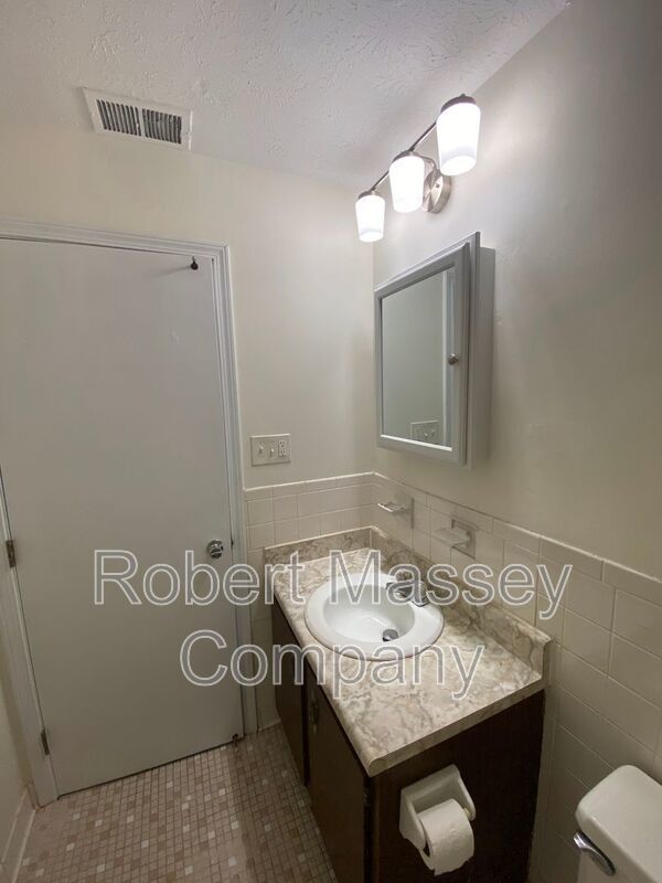 Cherokee Parkway Studio with Off-street Parking property image