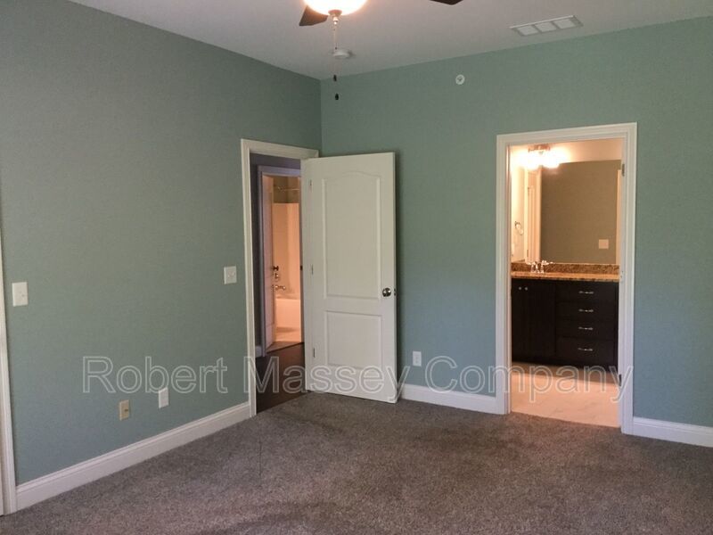 Spacious 2 Bedroom, 2 Bath Condo with Garage in the Heart of Middletown! property image