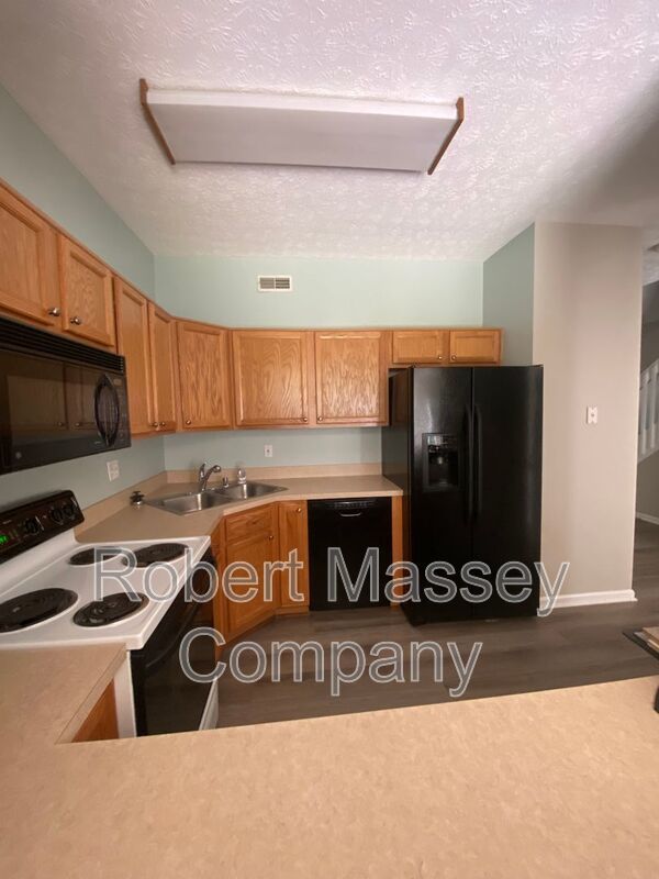 Pinnacle Gardens Beautiful 3 bed 2.5 bath Townhome property image