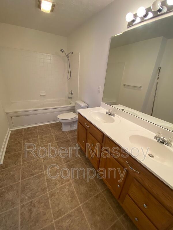 Pinnacle Gardens Beautiful 3 bed 2.5 bath Townhome property image