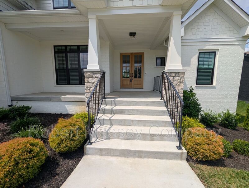 Prestigious, custom built executive home in Brentwood Subdivision in Oldham County property image