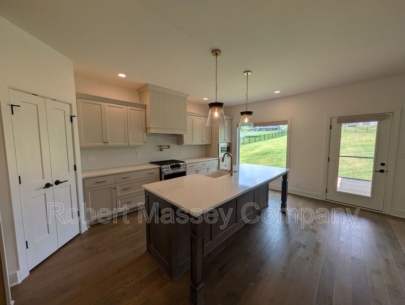 Prestigious, custom built executive home in Brentwood Subdivision in Oldham County property image