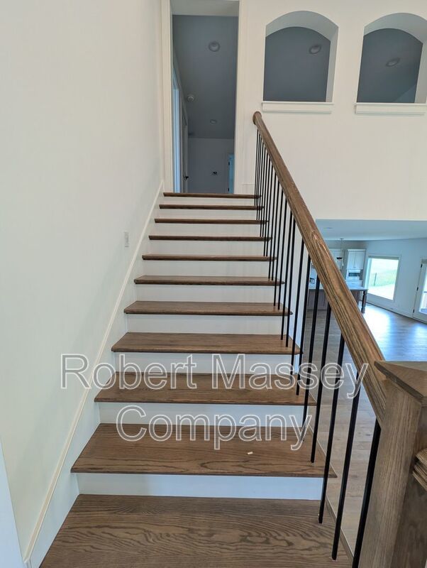 Prestigious, custom built executive home in Brentwood Subdivision in Oldham County property image