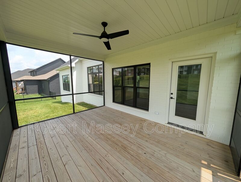 Prestigious, custom built executive home in Brentwood Subdivision in Oldham County property image