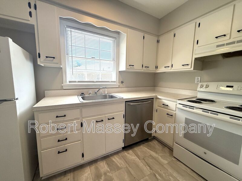 Spacious 2-Bedroom Apartment Near Bardstown Road & Hikes Lane! property image