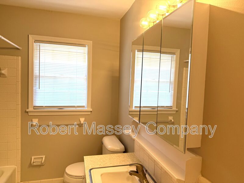Spacious 2-Bedroom Apartment Near Bardstown Road & Hikes Lane! property image