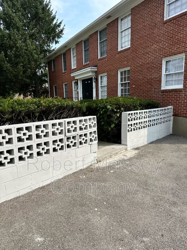 Spacious 2-Bedroom Apartment Near Bardstown Road & Hikes Lane! property image