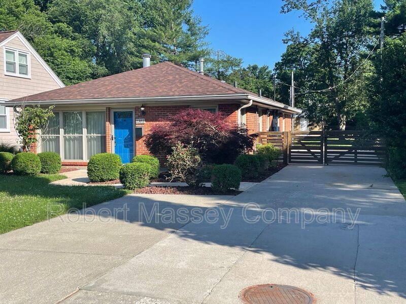 Charming 2 Bedroom 1 1/2 Bath Located In The Bon Air Neighborhood property image